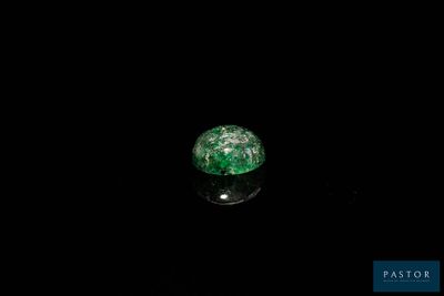 gros plan d'une pierre verte sur une surface noire
