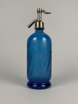 une bouteille en verre bleue munie d'une pompe en métal