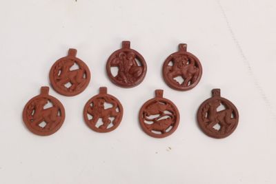 six petits objets décoratifs en argile rouge représentant un cheval et un chien