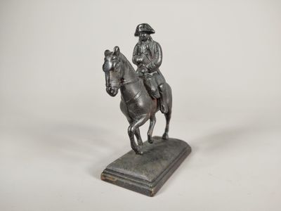 statue d'un homme à cheval, posée sur un socle, sur fond blanc
