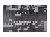 tapis abstrait en noir et blanc, composé de carrés et de rectangles sur fond blanc