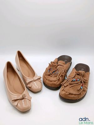 trois paires de chaussures de femmes sont alignées sur une surface blanche
