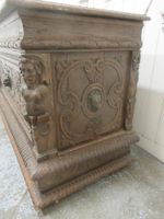 Coffre en chêne mouluré et sculpté, angles aux cariatides - … (photo 3)