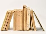 livres empilés sur une surface blanche