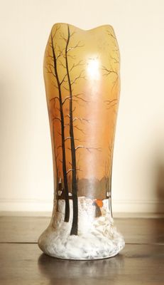 un vase posé par terre devant un mur