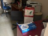 une pièce dans laquelle se trouvent un bureau, une chaise et une imprimante