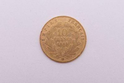 gros plan d'une pièce d'or sur une surface blanche