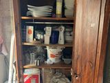 une armoire remplie d'objets, dans une pièce