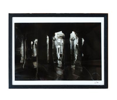 photographie en noir et blanc représentant un groupe de bougies dans une pièce sombre