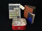 une boîte rouge contenant de nombreuses cartes