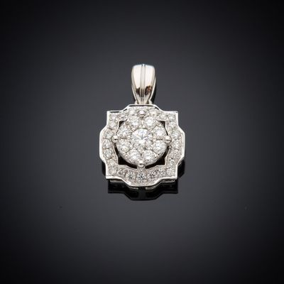 un pendentif en or blanc et diamants