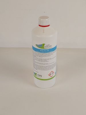 une bouteille de liquide posée sur une table