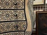 une commode noir et blanc dans une pièce où sont accrochés des tableaux