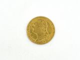 une pièce d'or sur laquelle figure l'image d'un homme