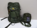 un sac à dos vert et un téléphone portable posés sur une table blanche