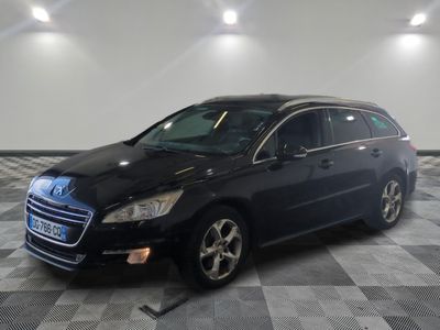 la photo d'une voiture noire garée dans un garage