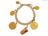une image représentant un bracelet en or orné de pièces de monnaie