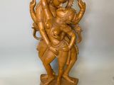 statue en laiton représentant une femme tenant un enfant dans ses bras
