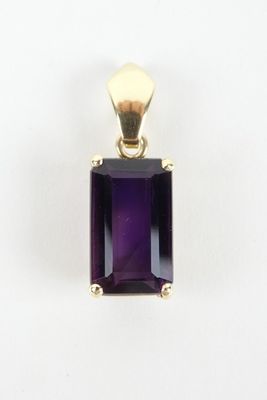 une image représentant un pendentif en pierre violette sur fond blanc