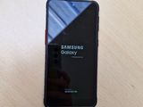l'arrière d'un téléphone Samsung Galaxy S9 noir posé sur une table en bois