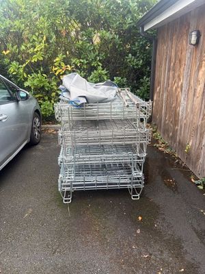 une voiture argentée garée à côté d'une pile de caddies