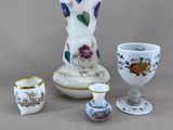 trois vases et deux tasses posés sur une table