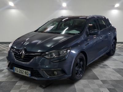 la voiture bleue est garée dans le garage sur un sol en damier