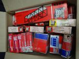 une boîte remplie de cigarettes et d'autres objets