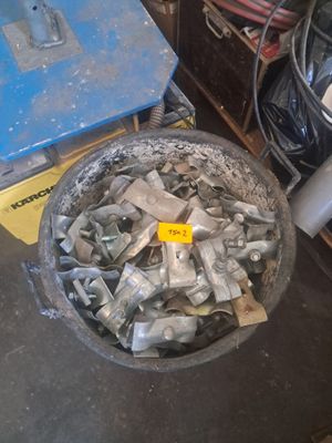 Attaches de grille de chantier galva Mise à prix : 50€ TVA n…