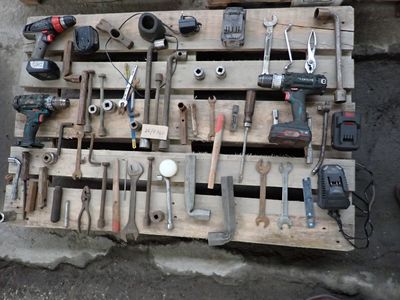 de nombreux outils posés sur une palette au sol
