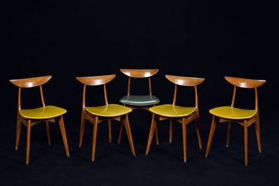 quatre chaises et une table dans une pièce sombre sur fond noir