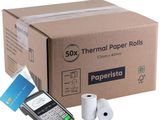 une boîte de rouleaux de papier et un téléphone portable à côté
