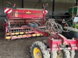 un tracteur qui est à l'arrêt dans la boue