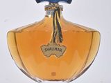 une image représentant un flacon de parfum surmonté d'un bouchon bleu