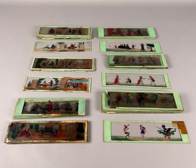 plusieurs petites boîtes en verre sur une table, sur lesquelles figurent des photos de personnes
