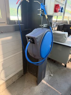 un tuyau bleu fixé au mur d'une pièce