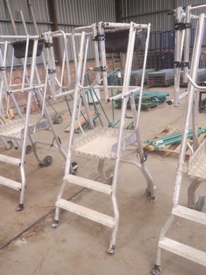 beaucoup de chaises qui sont entreposées dans un entrepôt