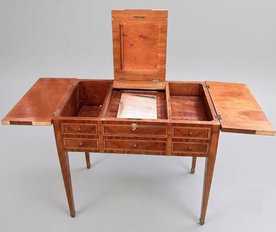 une petite table en bois surmontée d'un tiroir