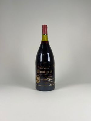 la bouteille de vin est posée sur une surface blanche