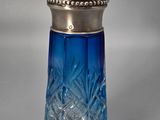 salière en verre bleu avec couvercle argenté