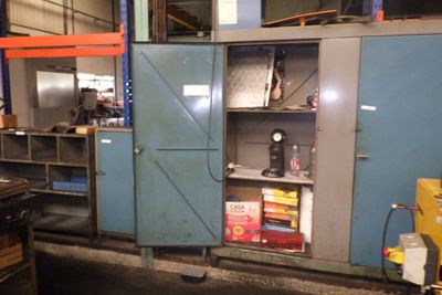une machine qui se trouve à l'intérieur d'un bâtiment
