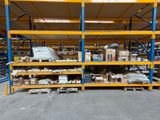 des rayonnages dans un entrepôt rempli d'une multitude de cartons
