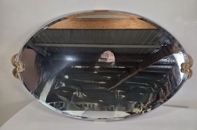 un miroir posé sur une table