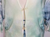 un gros plan sur un pull de femme orné d'un nœud