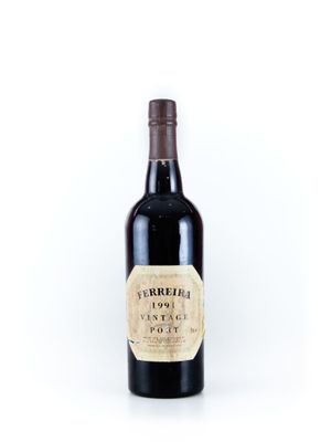 une bouteille de vin rouge posée sur une table blanche