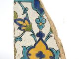 un carreau bleu et jaune orné d'un motif floral