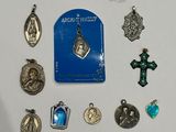 beaucoup d'objets religieux sur la table
