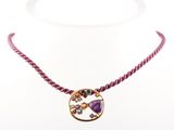un collier à cordon violet avec un pendentif plaqué or et un collier à cordon violet avec un pendentif plaqué or et un collier à cordon violet avec un collier à cordon violet avec un