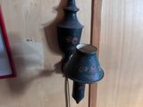 une horloge accrochée au mur à côté d'une lampe