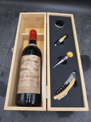 une bouteille de vin dans un coffret en bois avec un tire-bouchon